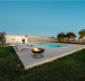  6 bedroom villa with heated pool in Modica, sleeps 18